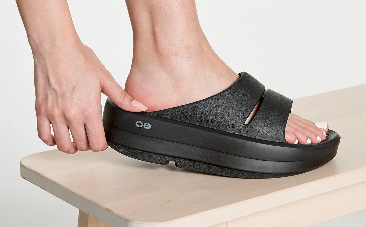 OOfos Women's OOmega OOahh Sandal - Black 7 OOfos Women's OOmega OOahh Sandal - Black - Image 5